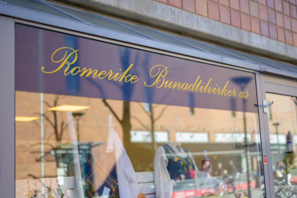  I nesten ti år har hun drevet den populære bunadsalongen Romerike Bunadstilvirker på Torget i Lillestrøm.