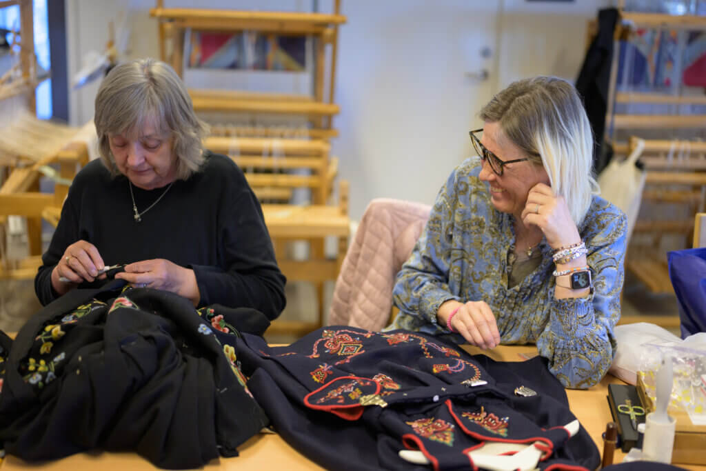 Ann Kristin, sunnmøringen som etter et langt liv på Østlandet, bestemte seg for å sy sunnmørsbunaden til både seg selv og det to år gamle barnebarnet.