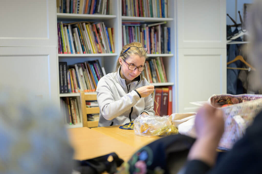 Britiske Laura, som bestemte seg for at hun skulle sy sin egen bunad den dagen hun fikk norsk statsborgerskap.