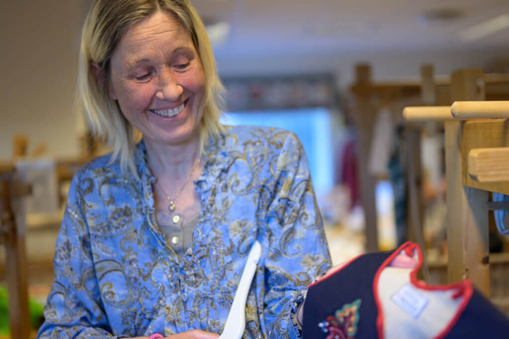  – Dette blir et evig minne, sier Ann Kristin og holder stolt opp en sunnmørsbunad størrelse 1 til 5 år, som har fått sitt eget brand: «This took me forever»