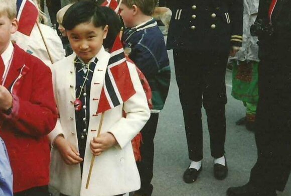 Ai Thi Nguyen kom til Norge som båtflykting som 31-åring. Siden den gang har hun bodd i Blystadlia. Der stiftet hun familie, og etterutdannet seg i skredderfaget. Sønnene fikk sine første romeriksjakker da de var 5 og 6 år gamle. Her er Kim Khiem Xuan Ho i romeriksbunad 17. mai i 1995.